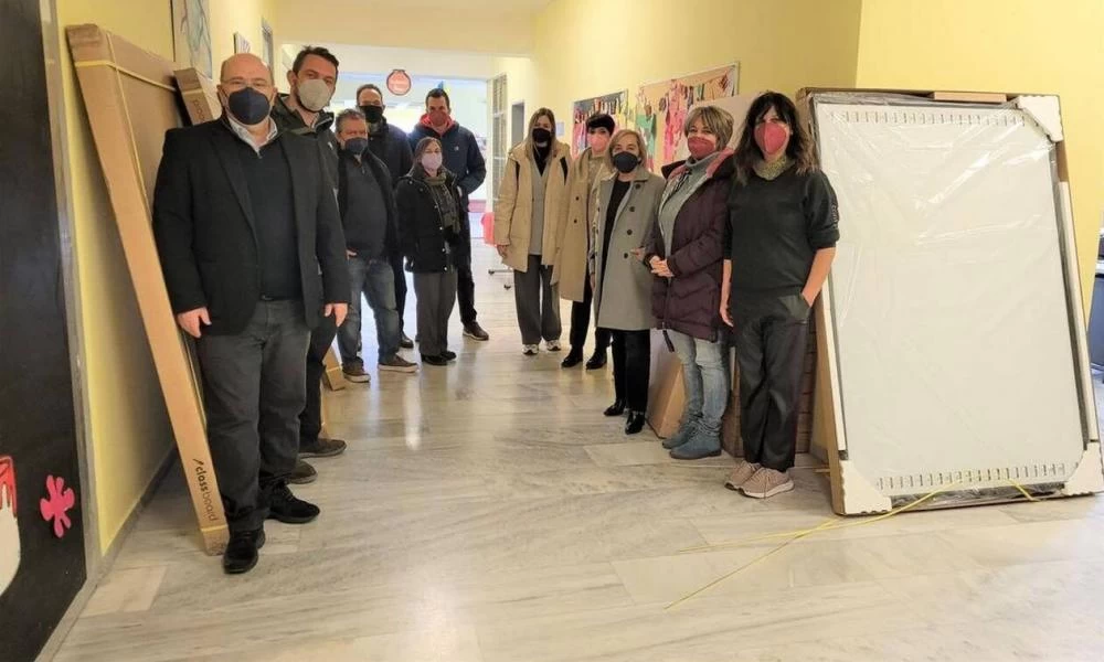 Αρκαλοχώρι: Το Μαξίμου έστειλε διαδραστικούς πίνακες σε σχολείο